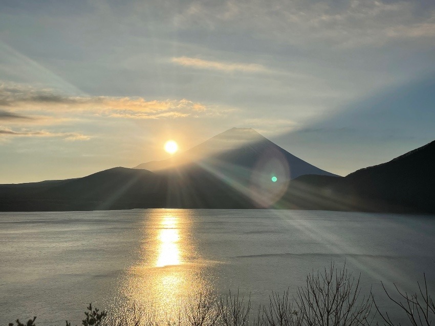 本栖湖から見た富士山の日の出