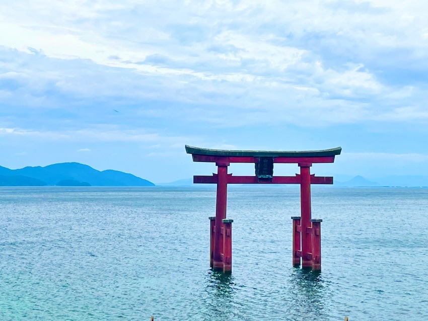 白鬚神社の海の中に立つ鳥居